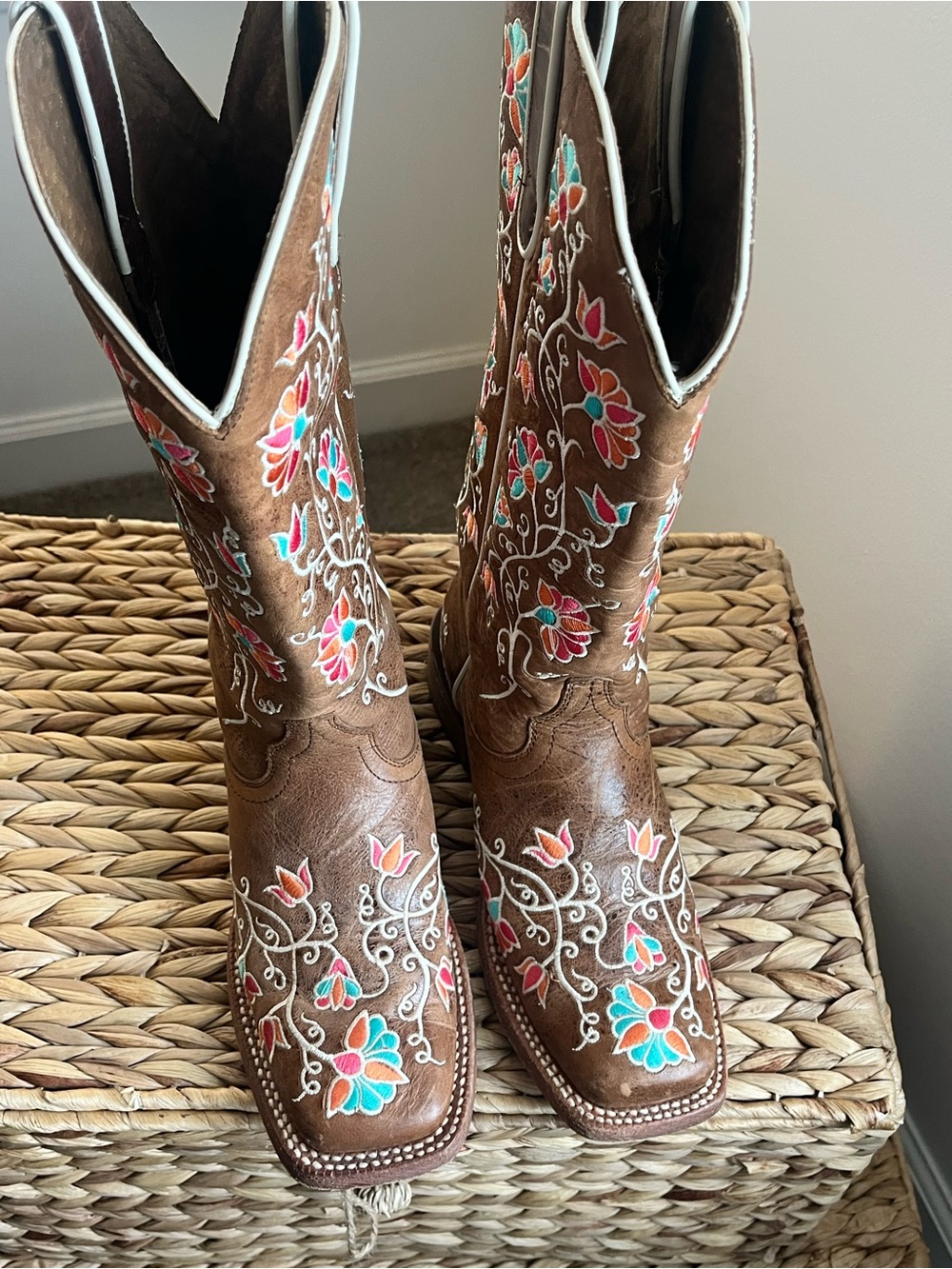 Ariat flower Embroidered Floral Cowboy Boots - Picture 9 of 13